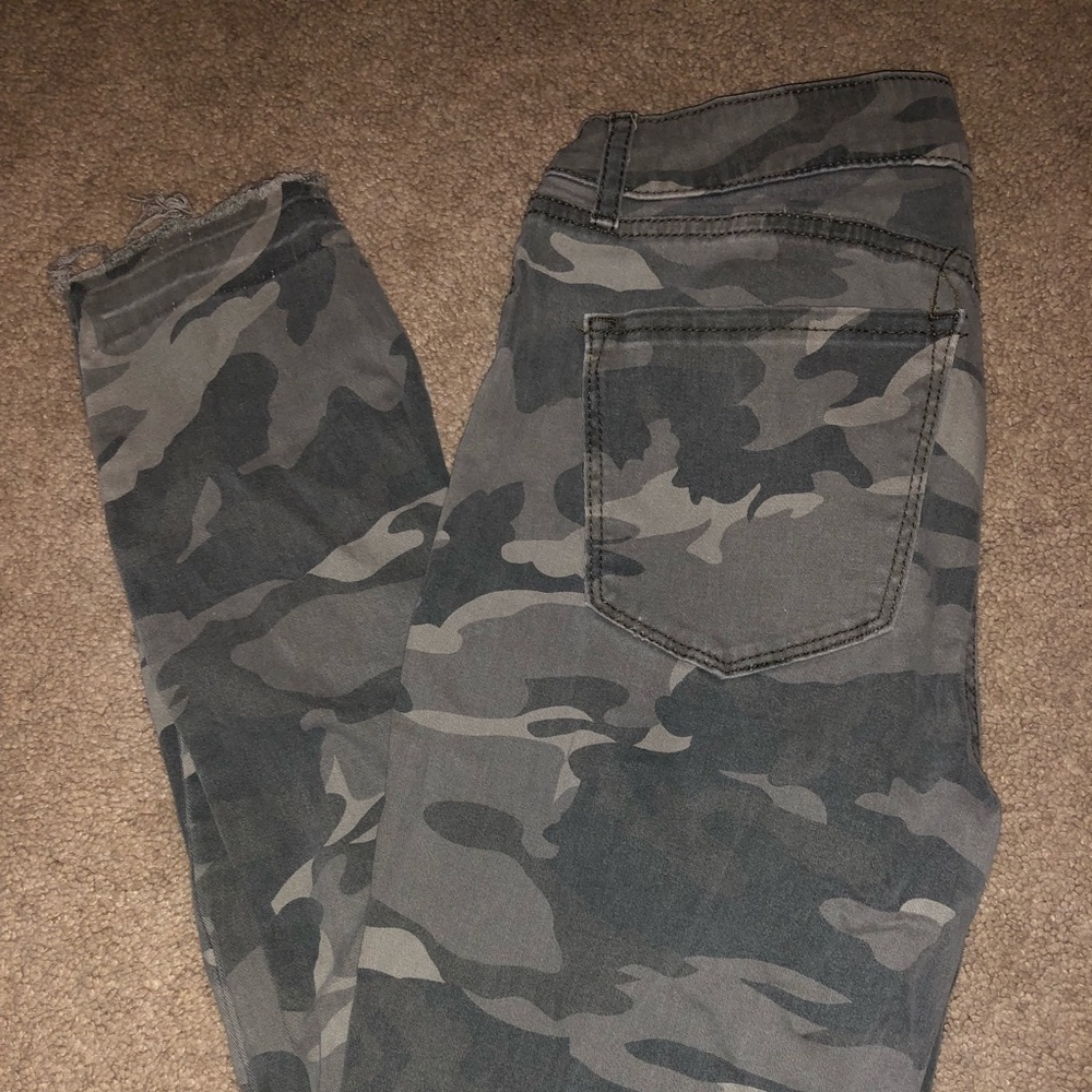 Camouflage cropped pants.
